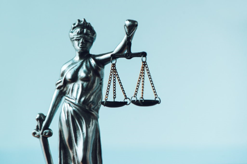 Justizia-Figur mit Waage und Schwert